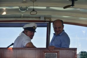 Die Idee nach der standesamtlichen Trauung, den Sektempfang einfach auf einem Boot machen. Begleitet vom Hochzeitsfotograf
