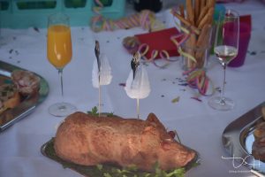 Andere Idee anstatt Hochzeitstorte anschneiden? Leberkäs Glücksschweinchen anschneiden - der Hochzeits Fotograf am Tegernsee