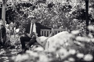 Romatische Hochzeitsfotos im Garten vom Hotel Überfahrt - Ihr Hochzeitsfotograf am Tegernsee
