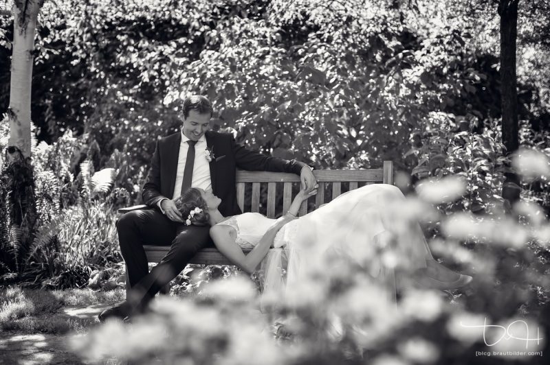 Romatische Hochzeitsfotos im Garten vom Hotel Überfahrt - Ihr Hochzeitsfotograf am Tegernsee