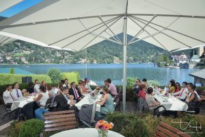 Hochzeits Kaffee trinken im Hotel Malerwinkel, mit dem Hochzeits Fotografen