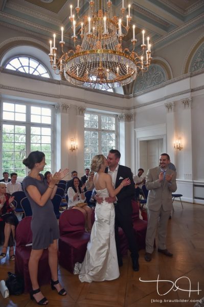 Der erste Kuss als Mann und Frau im Standesamt Fürth, Schloss Burgfarnbach, Hochzeitsfotograf Fürth