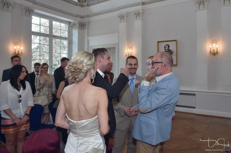 dem frisch vermähltem Brautpaar im Standesamt Schloss Burgfarnbach gratulieren. Foto: der Hochzeits Fotograf