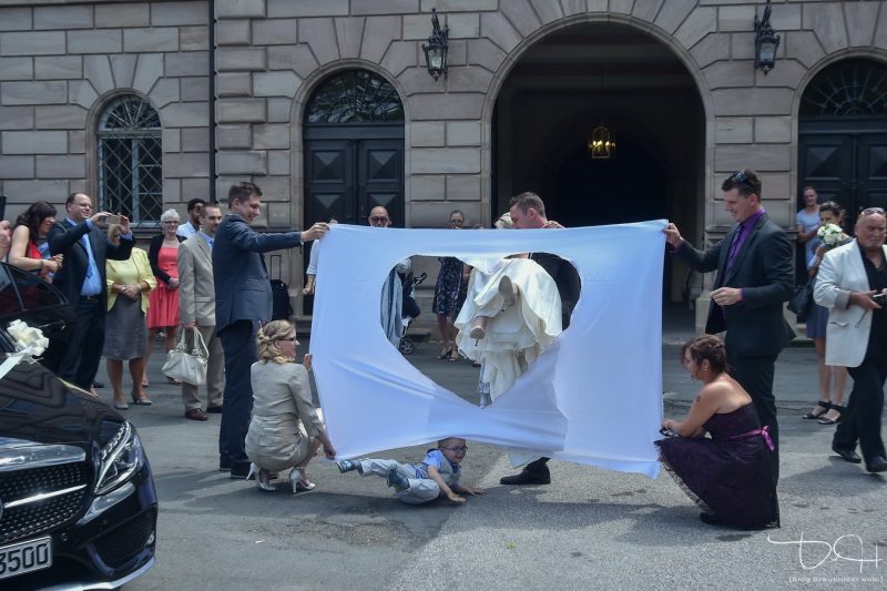Die erste gemeinsame Aufgabe nach der standesamtlichen Hochzeit. Hochzeits Fotograf Fürth