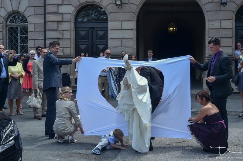 Was muss man nach der standesamtlichen Trauung als erstes bewältigen? Der Hochzeitsfotograf begleitet die Ehepaare mit der Kamera