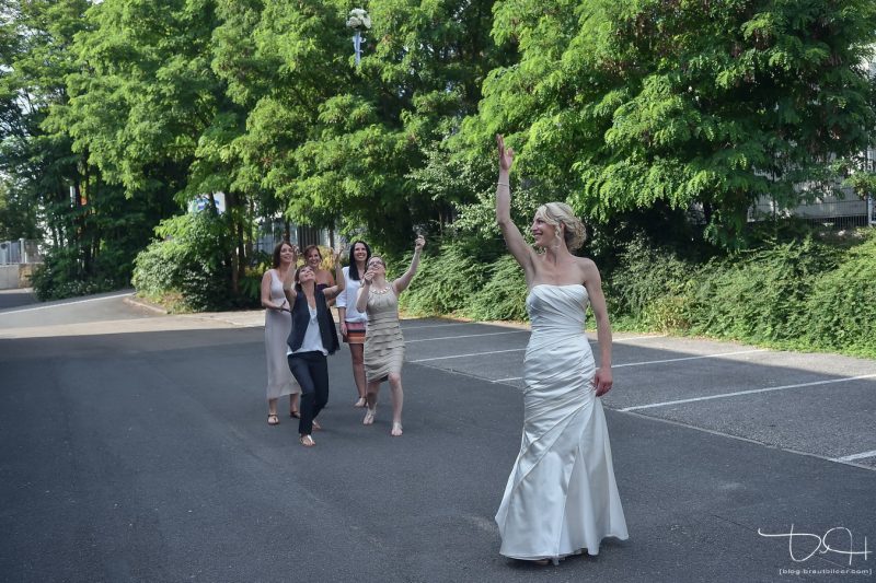 Den Brautstrauss werfen. der Hochzeits Fotograf hält den Moment fest!