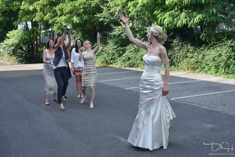 Den Brautstrauss werfen. der Hochzeits Fotograf hält den Moment fest!