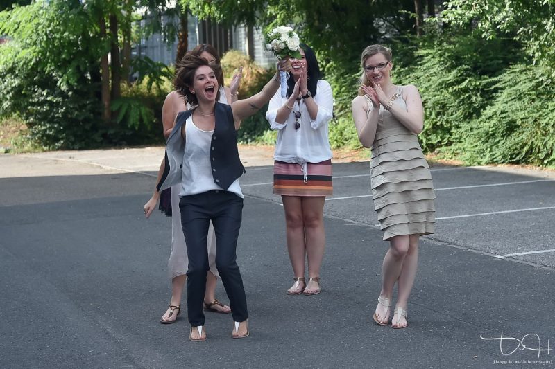 Die nächste Braut? Brautstrauss gefangen. www.der-Hochzeits-Fotograf.de