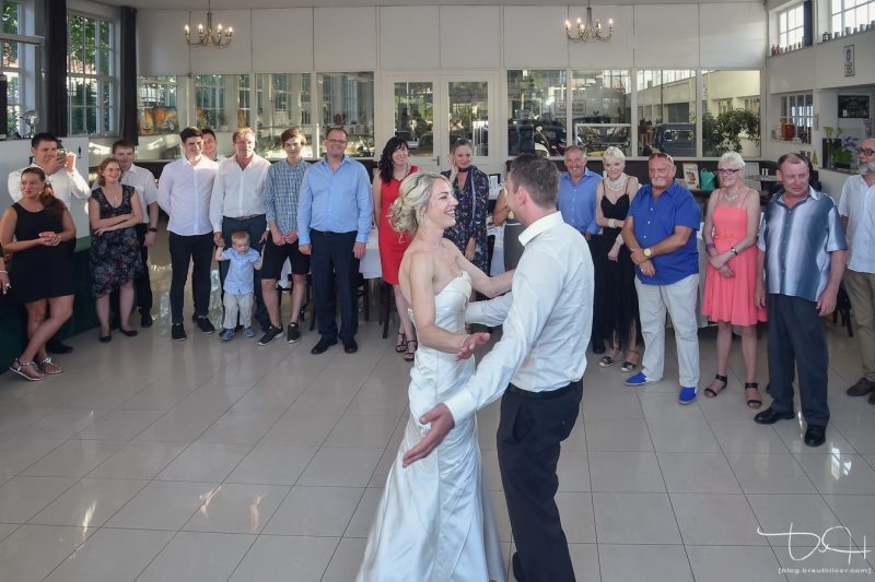 Der Eröffnungstanz ( Brautwalzer ) eingefangen von dem Hochzeitsfotograf