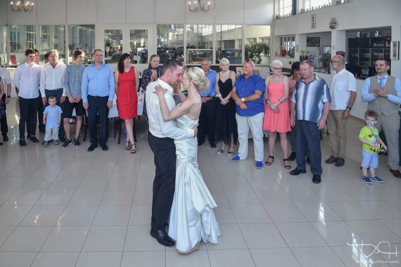 Der Eröffnungstanz ( Brautwalzer ) eingefangen von dem Hochzeitsfotograf