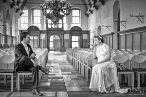 Eheschließung im Schuerstabhaus! Brautbilder bei schlechtem Wetter! Schwarz-Weiss! Witzige und freche Brautbilder vom Hochzeitsfotografen!
