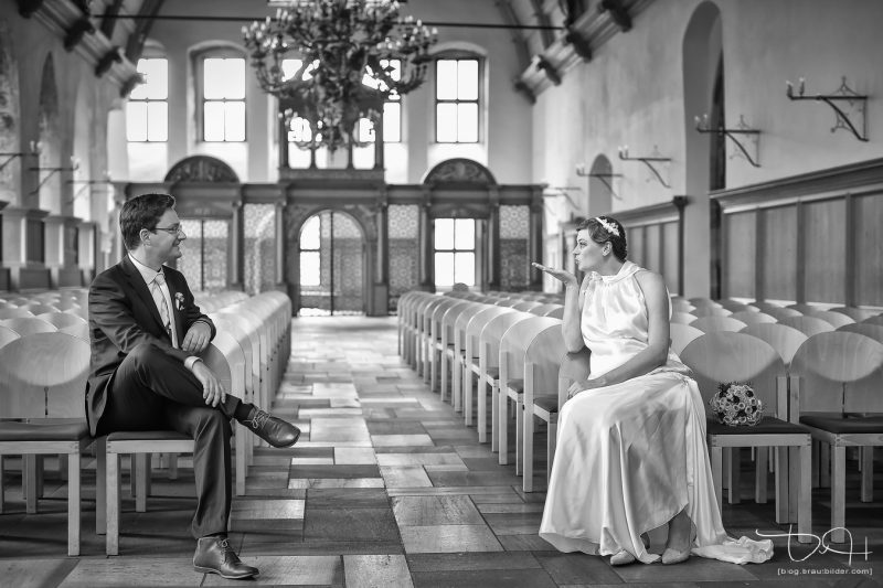 Eheschließung im Schuerstabhaus! Brautbilder bei schlechtem Wetter! Schwarz-Weiss! Witzige und freche Brautbilder vom Hochzeitsfotografen!