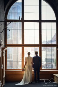 Brautshooting bei schlechtem Wetter! Hochzeitsbilder im Saal fotografiert vom Hochzeits Fotograf Nuernberg!