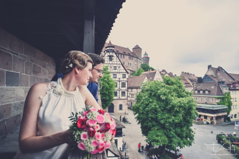 Brautbilder mit Nuernberger Impressionen im Hintergrund fotografiert von dem Hochzeits Fotograf Nuernberg!