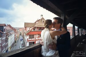 Romantische Hochzeitsbilder in Nuernberg. Euer Hochzeitsotograf hat immer eine Idee auch bei schlechtem Wetter!