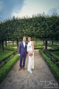 Brautshooting im Nuernberger Burggarten fotografiert von dem Hochzeits Fotografen.
