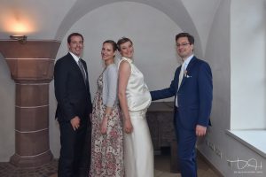 tolles Familienfoto mit dem Brautpaar! Hochzeitsfotograf erfuellt gerne den Wunsch. Gruppenfotos! Der Hochzeits Fotograf im Schuerstabhaus!