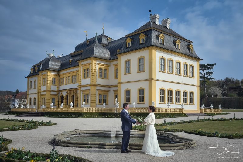 Das Brautpaar im Rokokogarten. Hochzeitsbilder mit dem Hochzeitsfotografen aus Nuernberg.