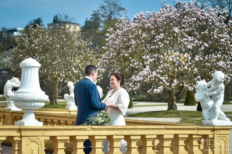Modernes Brautshooting mit dem Hochzeits Fotograf aus Nuernberg. Rokokogarten in Veitshoechheim.