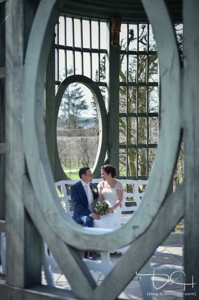 Modernes Brautshooting mit dem Hochzeitsfotografen im Rokokogarten bei Wuerzburg.