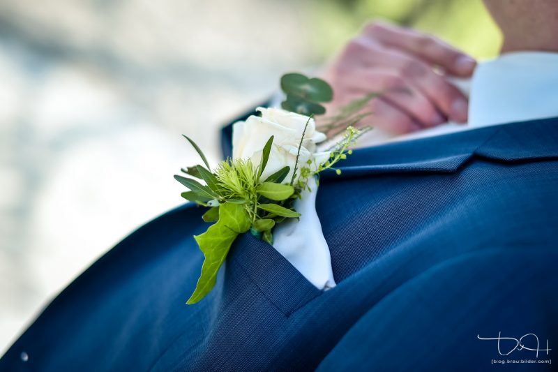 Detailbilder vom Braeutigam macht der Hochzeitsfotograf.