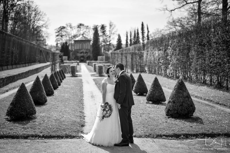 Traumhaftes Brautshooting im Rokokogarten bei Wuerzburg macht der Hochzeits Fotograf aus Nuernberg.