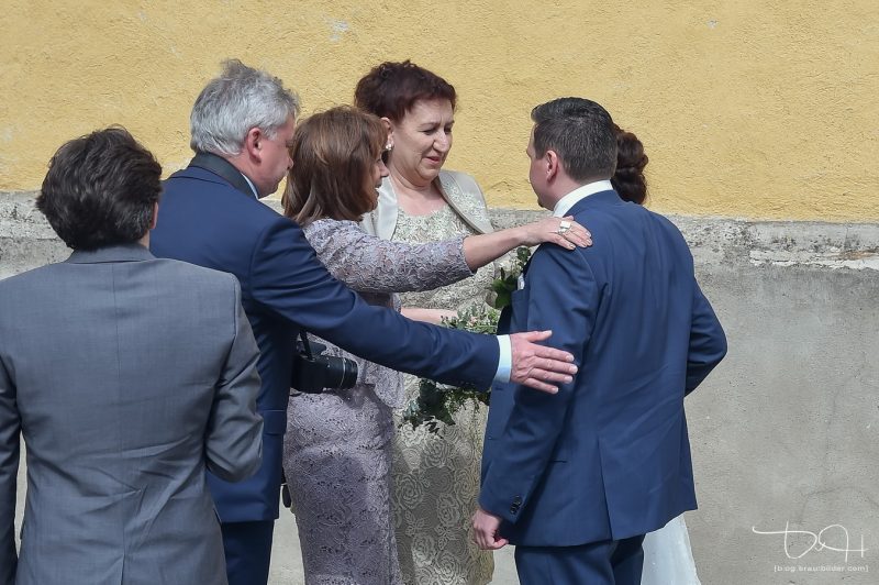 Die Hochzeitsgaeste warten auf das Brautpaar. Der Hochzeitsfotograf fotografiert!