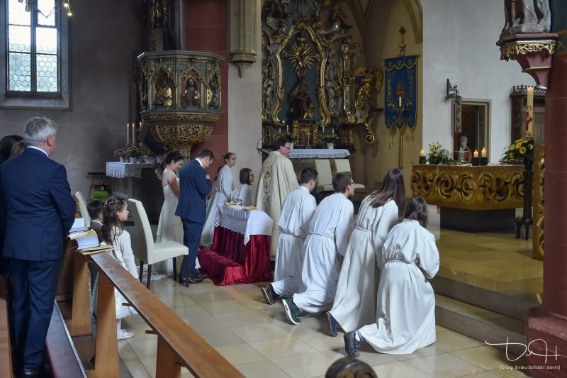 Der Hochzeits Fotograf aus Nuernberg bei der Trauung in der Sankt Maternus Kirche.