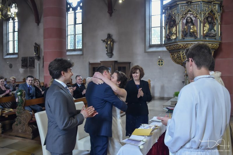 Sie duerfen die Braut jetzt kuessen! Der Hochzeitsfotograf fotografiert den ersten Kuss als Mann und Frau.