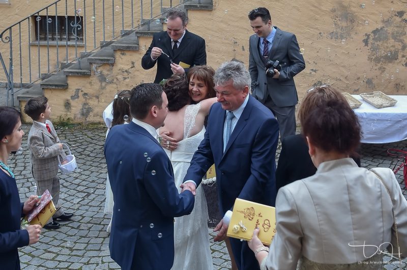 Herzliche Glueckwuensche an das Brautpaar. Der Hochzeitsfotograf macht die Bilder!