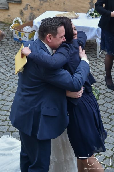 herzliche Momente am Hochzeitstag werden vom Hochzeitsfotografen aus Nuernberg festgehalten.