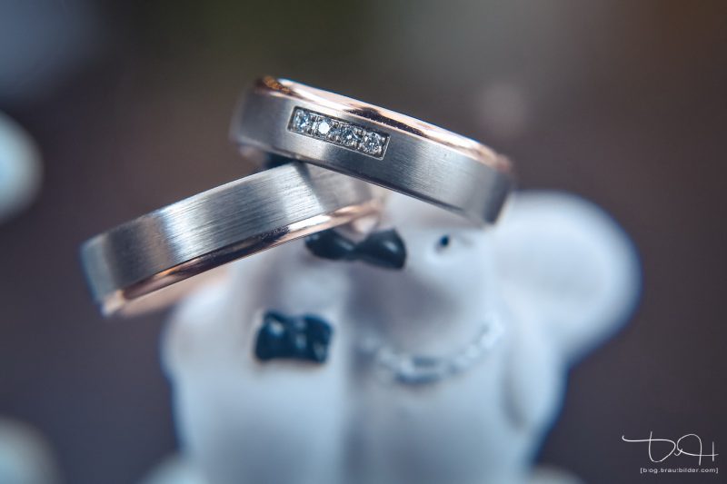 Der Hochzeitsfotograf fotografiert die Eheringe.