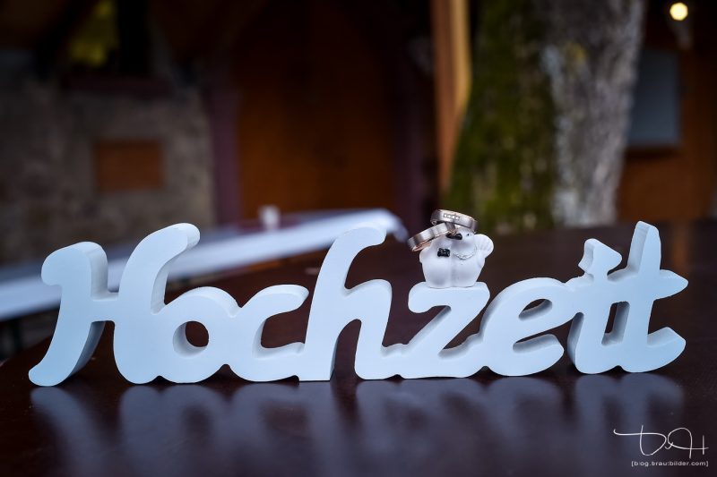 Ringe dürfen an der Hochzeit nicht fehlen! Der Hochzeitsfotograf fotografiert die Eheringe.