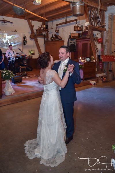 Hochzeitstanz! Der Hochzeitsfotograf macht die Bilder. Gasthaus Englert!