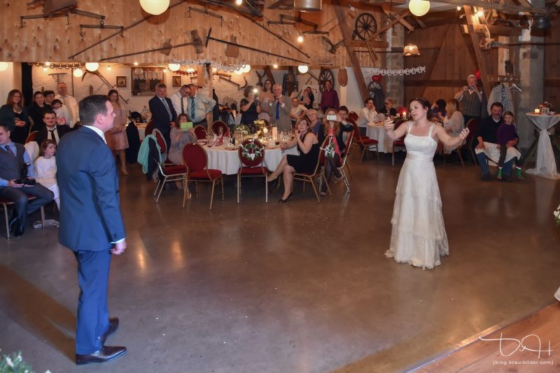 Der Hochzeitsfotograf fotografiert das Brautpaar beim Hochzeitstan.