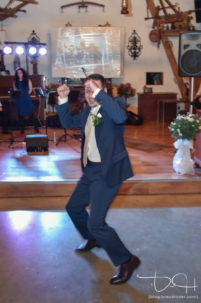 Braeutigam beim Hochzeitstanz fotografiert vom Hochzeitsfotograf.
