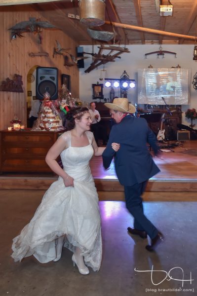 Euer Hochzeits Fotograf fotografiert das Brautpaar beim Hochzeitstanz.