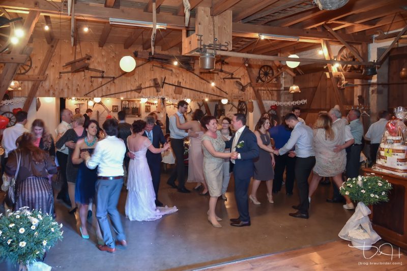Euer Hochzeitsfotograf faengt die gute Stimmung mit der Kamera ein. Der Hochzeitfotograf im Gasthaus Englert.