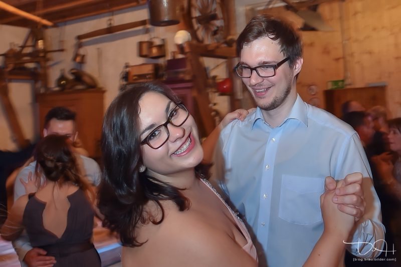 Auch die Hochzeitsgaeste werden vom Hochzeits Fotografen aus Nuernberg fotografiert. Gasthaus Englert. Hochzeitsfeier von Monika und Sebastian.