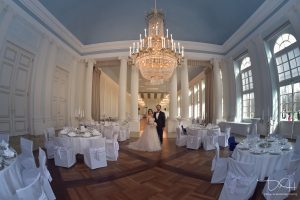Tolles Bild mit dem Brautpaar in der Location fotografiert der Hochzeitsfotograf! Orangerie Nuernberg!