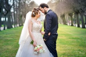 Hochzeitsbilder voller Sinnlichkeit und Liebe in traumhafter Kulisse fotografiert der Hochzeitsfotograf in der Orangerie Nuernberg.