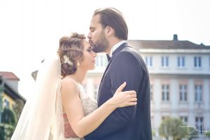 Wahre Liebe und Gefuehl auf Hochzeitsbilder faengt der Hochzeitsfotograf ein. Der Hochzeitsfotograf in der Orangerie Ansbach.