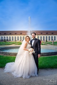 Braut und Braeutigam im schoenen Garten der Orangerie Ansbach fotografiert vom Hochzeits Fotografen.