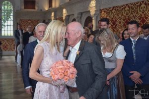 Der Hochzeitsfotograf fängt die Liebe ein! Braut und Braeutigam kurz vor dem Ja-Wort im Hirsvogelsaal.