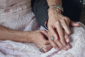 Eine Beruehrung sagt mehr als Tausend Worte! Der Hochzeitsfotograf aus Nuernberg haelt alles auf Bildern fest.