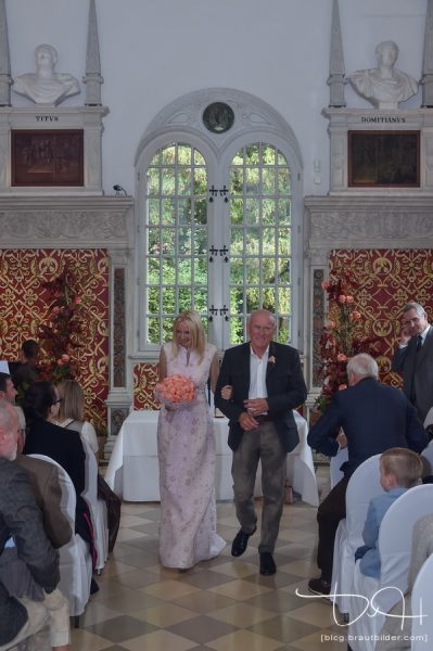 Das Brautpaar direkt nach der Trauung im Hirsvogelsaal. Der Hochzeitsfotograf fotografiert die standesamtliche Trauung.