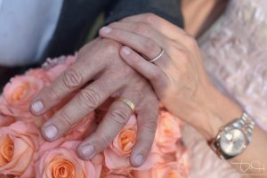 Zum Bund fuers Leben gehoert der Ring! Der Hochzeitsfotograf macht Bilder von den Eheringen! Hirsvogelsaal in Nuernberg!