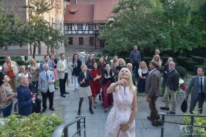Den Brautstrauß werfen und der Hochzeitsfotograf macht die Bilder. Hirsvogelsaal in Nuernberg!