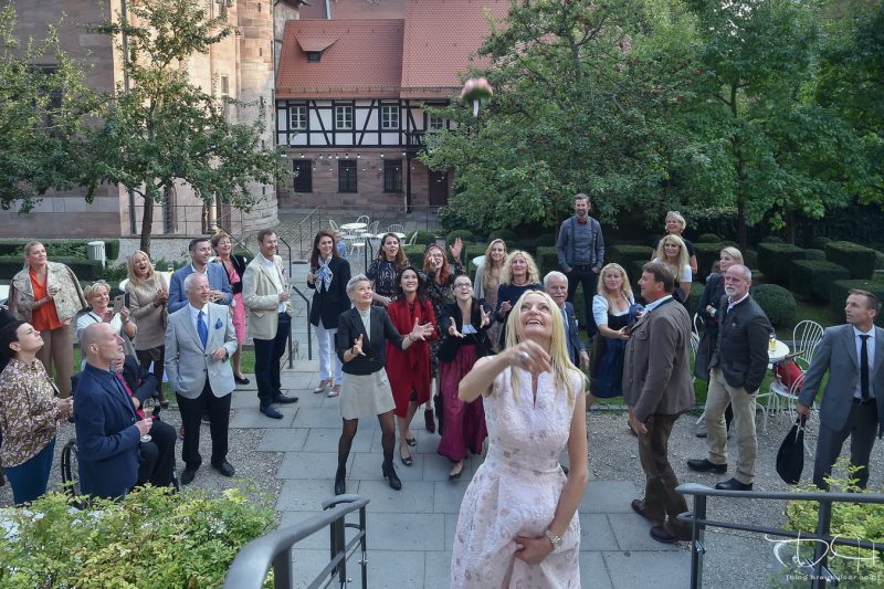 Den Brautstrauß werfen und der Hochzeitsfotograf macht die Bilder. Hirsvogelsaal in Nuernberg!
