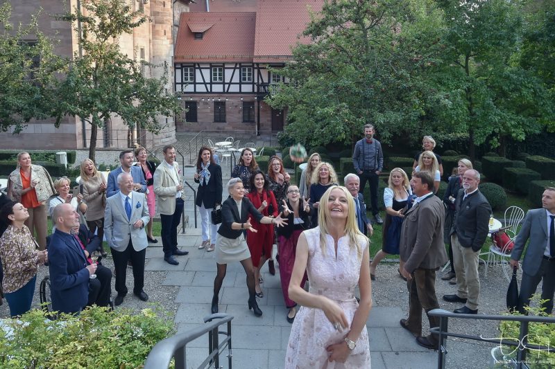 Den Brautstrauß werfen. Euer Hochzeitsfotograf macht die Bilder. Hirsvogelsaal hinter dem Tucherschloss!